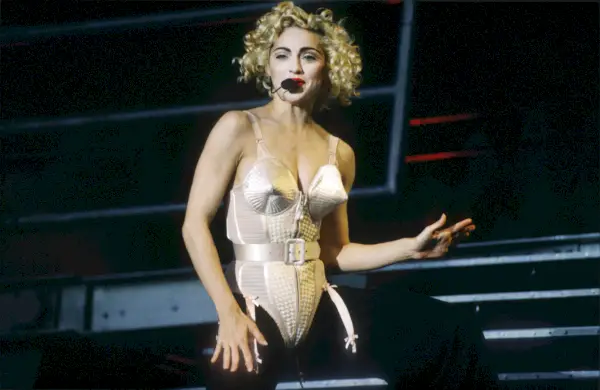 Blonde Ambition Tour, Madonna, Feyenoord Stadion, De Kuip, Rotterdam, Holanda, 24/07/1990. Porta una cotilla de sostenidor cònic de Jean Paul Gaultier. (Foto de Gie Knaeps/Getty Images)