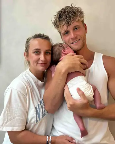 Tiffany ja aviomies Cameron McGeehan poseeraavat vauvan Juden kanssa