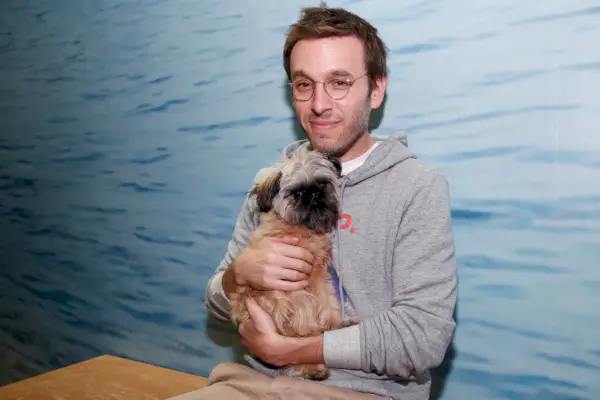 Scott Sternberg di Band of Outsiders è tornato con un nuovo marchio