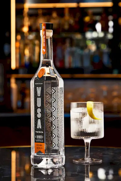 kollaasi kolmesta viljattomasta vodkasta