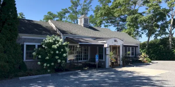 Esterno del ristorante Brewster Fish House a Cape Cod