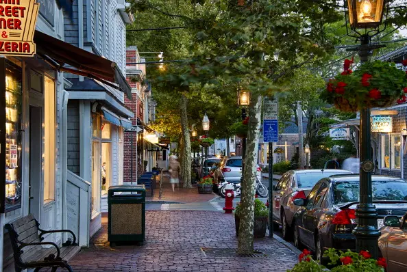 Negozi di Main Street di notte a Martha