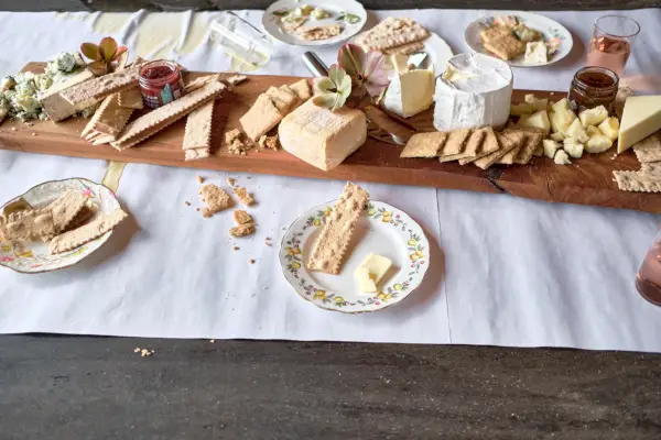 Un piatto rustico di formaggio e pane