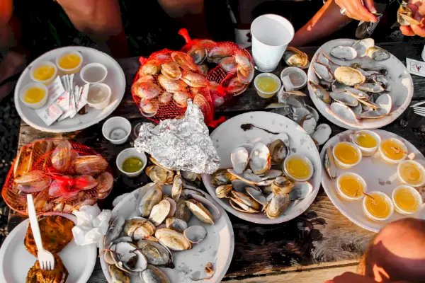 Una varietà di piatti a base di pesce fresco