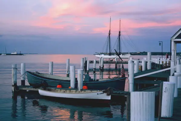 Tramonto rosa al porto di Vineyard Haven