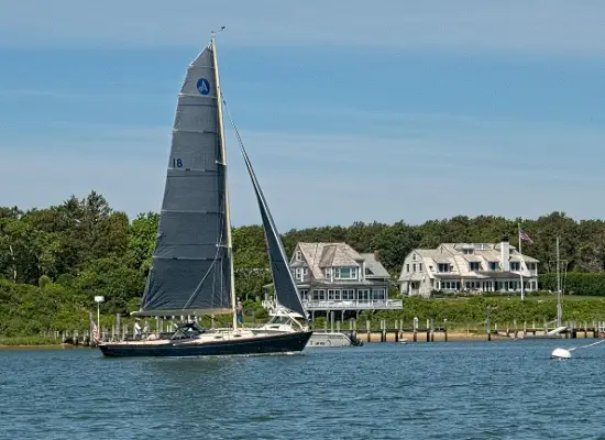 La barca a vela attraversa la zona residenziale di Katama Bay, Edgartown, Martha