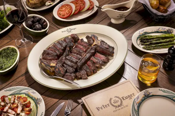 Kuva: Peter Lugerin pihvi ja sivut.