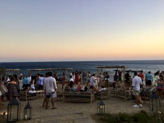 Uima-allas vehreällä alueella