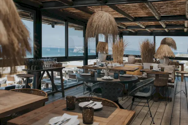 Sisustus rantanäkymällä ja ruokapöytä