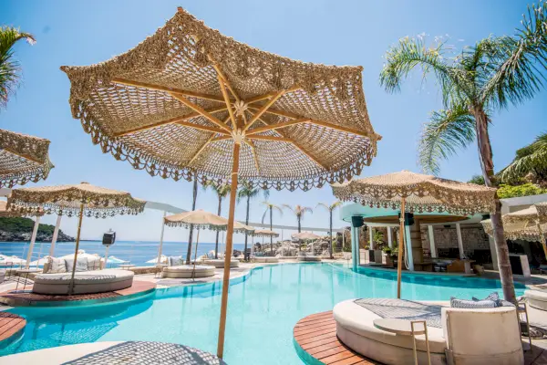 Aurinkovarjot rauhallisen uima-altaan yllä