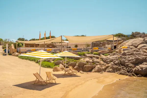 Hiekkaranta tuoleineen ja sateenvarjoineen