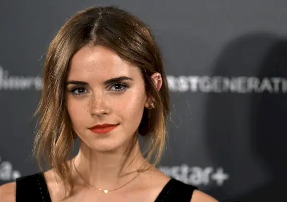 L'attrice Emma Watson posa durante il photocall del regista ispano-cileno Alejandro Amenabar