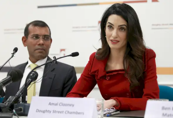 Amal Clooney con il presidente Nasheed delle Maldive in una conferenza stampa al Doughty Street Chambers il 25 gennaio 2016 a Londra, Inghilterra.