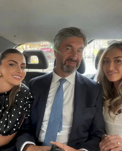 Sophie og Georgia poserede sammen med deres far Patrique på Sophies bryllupsdag