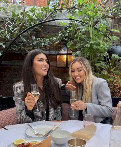 Habbs' ældre søster Georgia er makeupartist