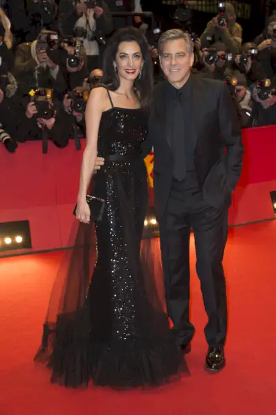 Clooney klädd i en glittrig svart klänning med skir cape