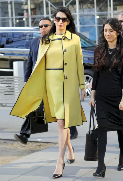 Clooney bär en matchande gul klänning och kavaj