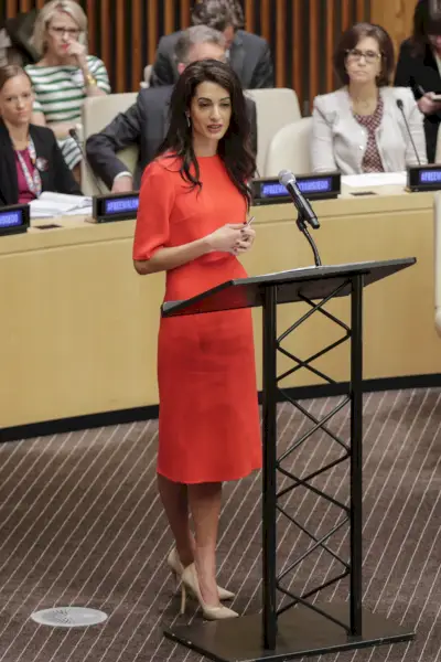 Clooney bär en blodapelsin klänning