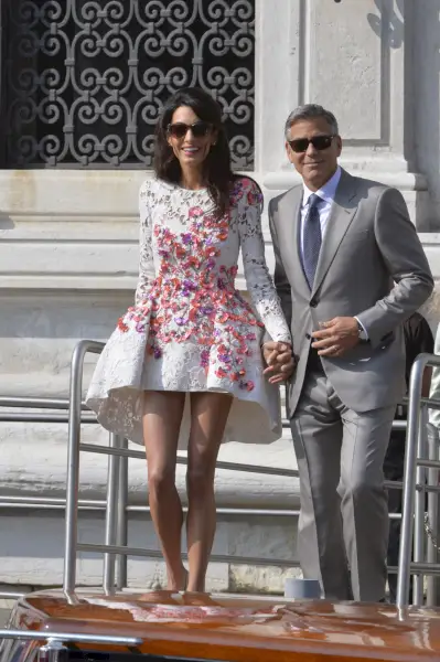 Clooney klädd i en hög-låg blommig klänning