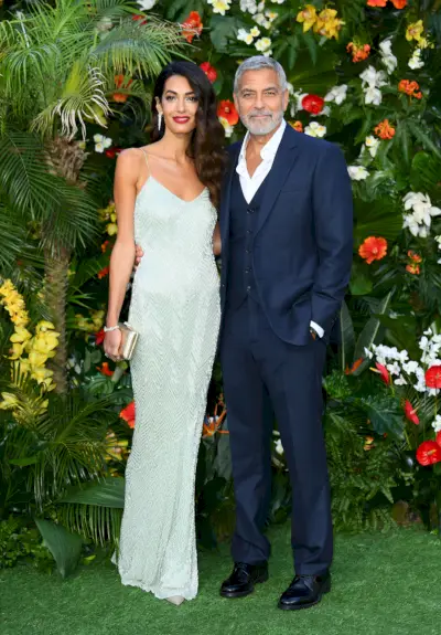 Clooney bär en mintgrön slipklänning