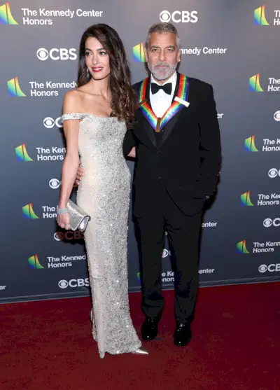 Clooney klädd i en bejweled silverklänning