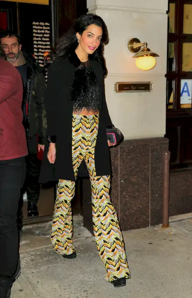 Clooney klädd i mönstrade byxor med luddig crop-top