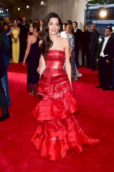 Clooney i en röd klänning