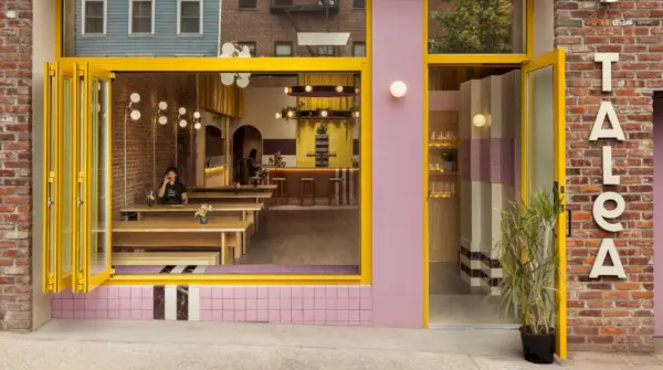 Den trendiga exteriören på Talea, med tegelväggar och färger (rosa och gula) inifrån och ut.