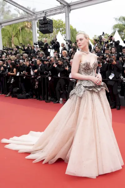 Kuva: Elle Fanning osallistumassa Jeanne du Barryn näytökseen Cannesin elokuvajuhlilla.