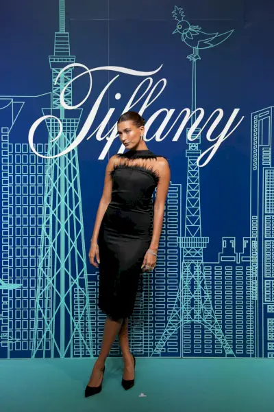 Kuva: Hailey Bieber osallistumassa Tiffany & Co. Tokion avaustapahtumaan.