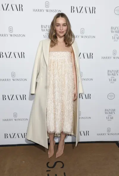 Kuva: Emilia ClarkeOsallistumassa 2023 Harper's Bazaar Women of the Year Awards -gaalaan.