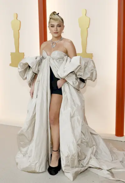 Kuva: Florence Pugh osallistumassa vuoden 2023 Oscar-gaalaan.