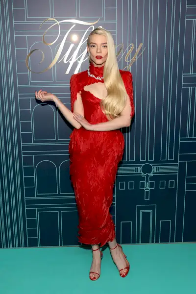 Kuva: Anya Taylor-Joy osallistumassa Tiffany & Co. New Yorkin lippulaivan uudelleenavaustapahtumaan.