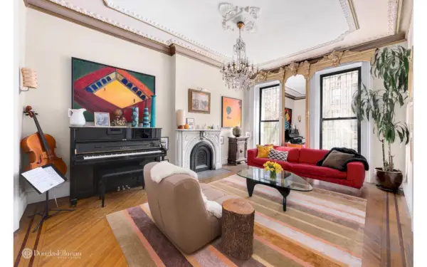 Holly Hunter vuole 4,5 milioni di dollari per la sua pietra arenaria del XIX secolo