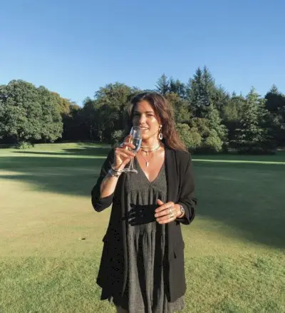 Lähteiden mukaan Lewis on rakastunut eikä voisi olla onnellisempi