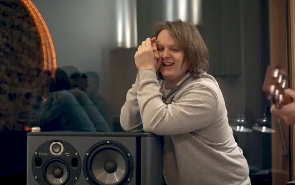 Tässä Netflixin julkaisemassa kuvassa näkyy Lewis Capaldi kohtauksessa dokumentista