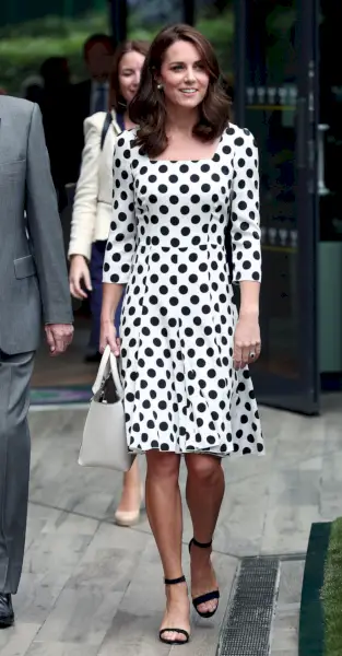 Middleton indossa un abito a pois bianco e nero