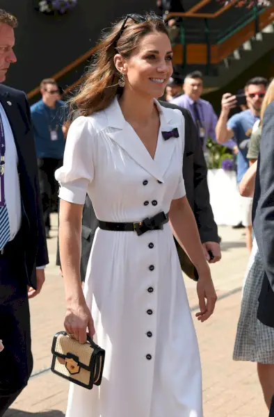 Middleton indossa un abito bianco abbottonato con cintura nera