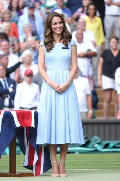 Middleton indossa un abito azzurro
