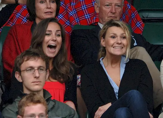 Middleton indossa un abito rosso e un cardigan nero