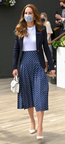 Middleton indossa una gonna blu scuro e un blazer con maschera facciale