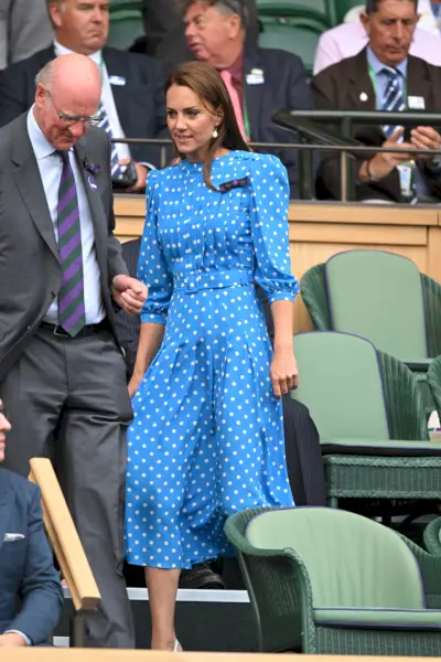 Middleton indossa un abito blu a pois