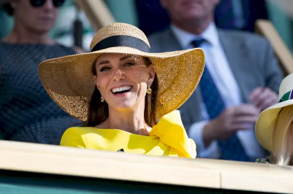 Middleton indossa un cappello e orecchini d'oro