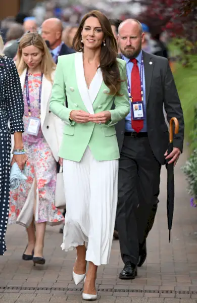 Middleton indossa un blazer verde menta con gonna bianca a pieghe