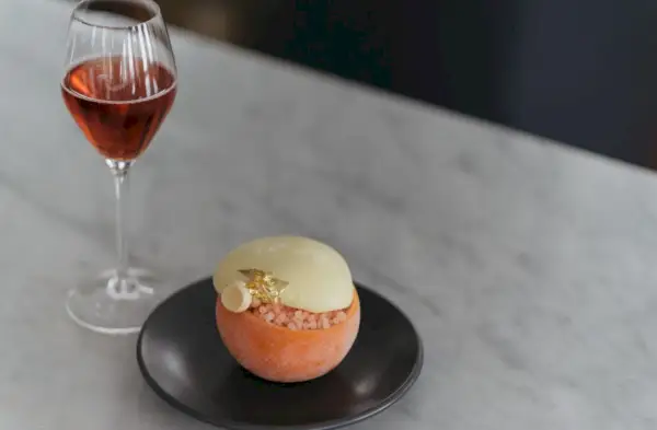 champagne och ett bakverk på new orleans bar