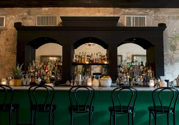 inredning av käpp och bordsstång i new orleans.