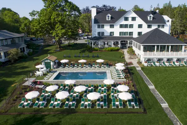 utanför hotellet med pool och stolar