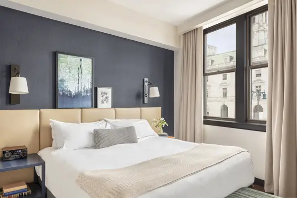 ett king-rum med utsikt över byggnaden