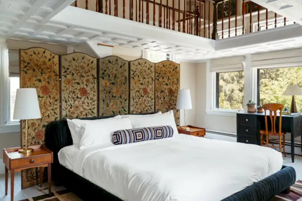 ett sovrum med inkapslade tak och balkong