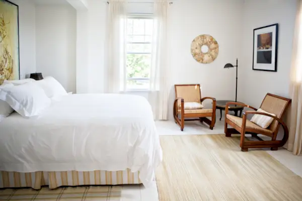 ett luftigt sovrum med mycket ljus